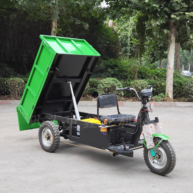 電動翻斗車轉(zhuǎn)運作業(yè)在抗洪一線