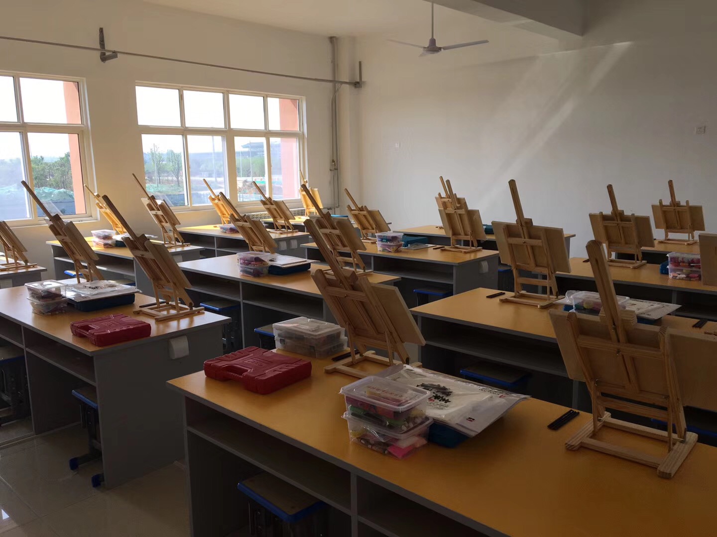 新型雙面可落座美術(shù)教室